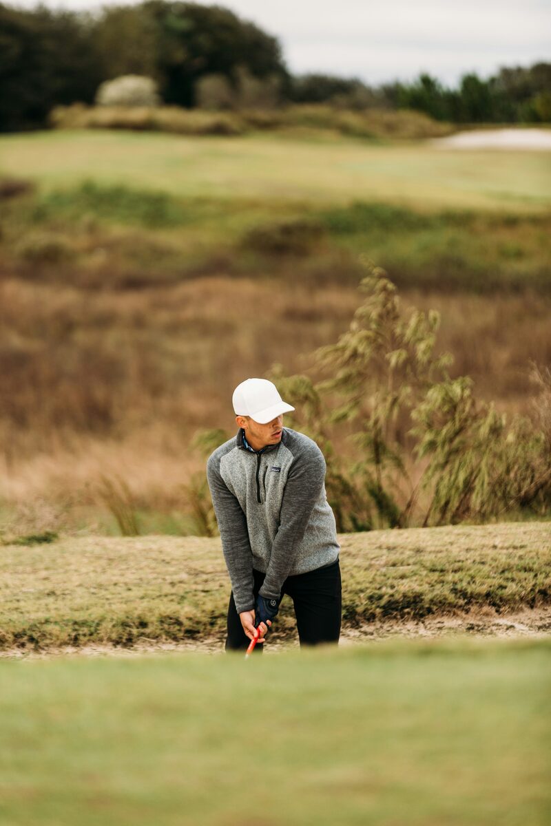 Golfeur en tenue technique, coup d'approche