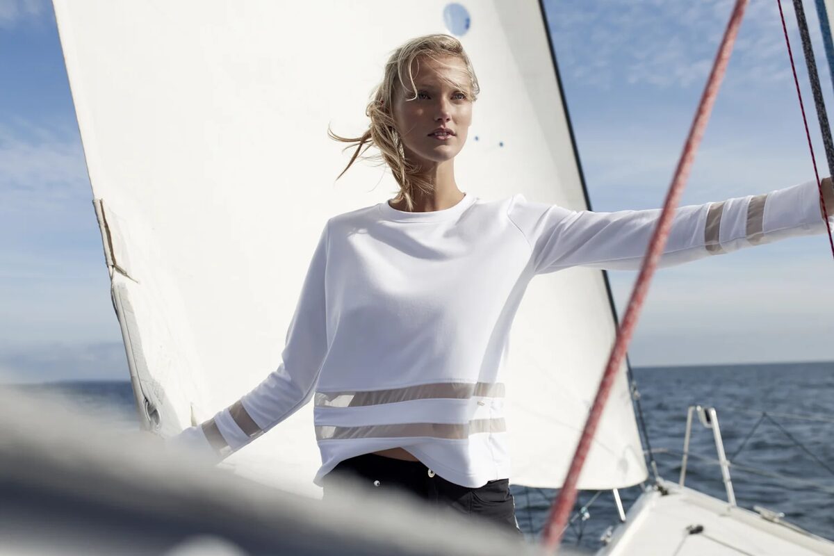 Femme en chandail lifestyle sur un voilier